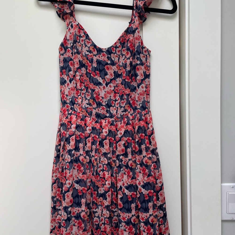Gorgeous silk Joie floral dress above the knee. Worn only a couple times.